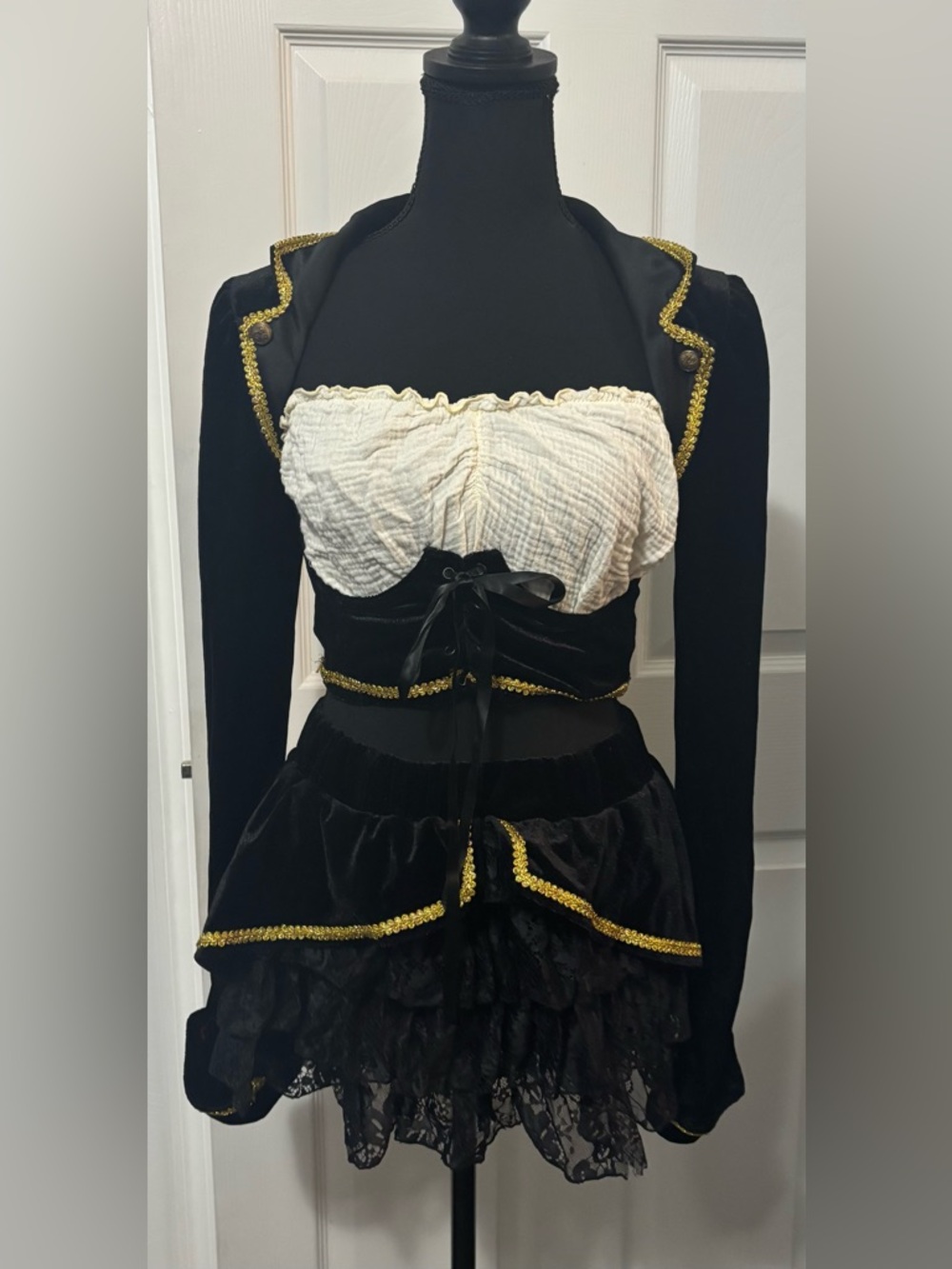 Dolls Kill / Trickz N’ Treatz The Fair Maiden Pirate Costume